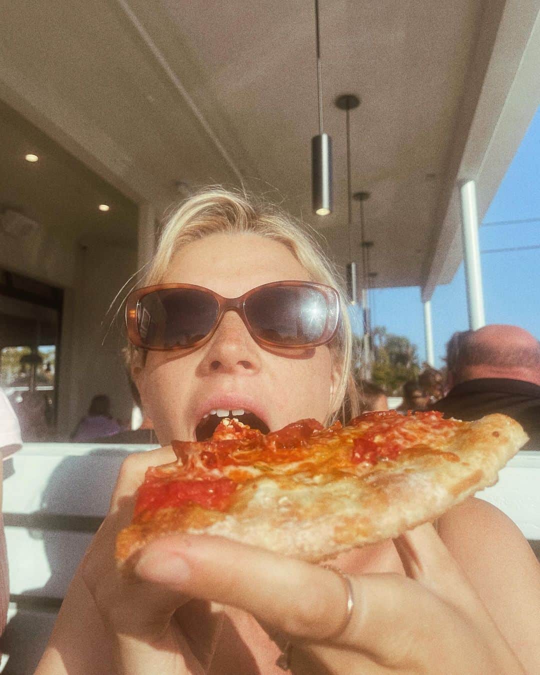 レイア・ゴールドクールのインスタグラム：「@the_corner_pizza in the sunshine 🥰」