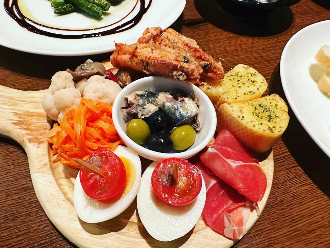 大隅智子さんのインスタグラム写真 - (大隅智子Instagram)「懐かしいお2人とお食事へ。久しぶりでしたが、たくさん食べて飲んで話しました！ 楽しい夜でした！ 飲み過ぎ、笑。 #スペイン料理　#dali #パエリア　#広島」6月25日 15時35分 - tomokotenki