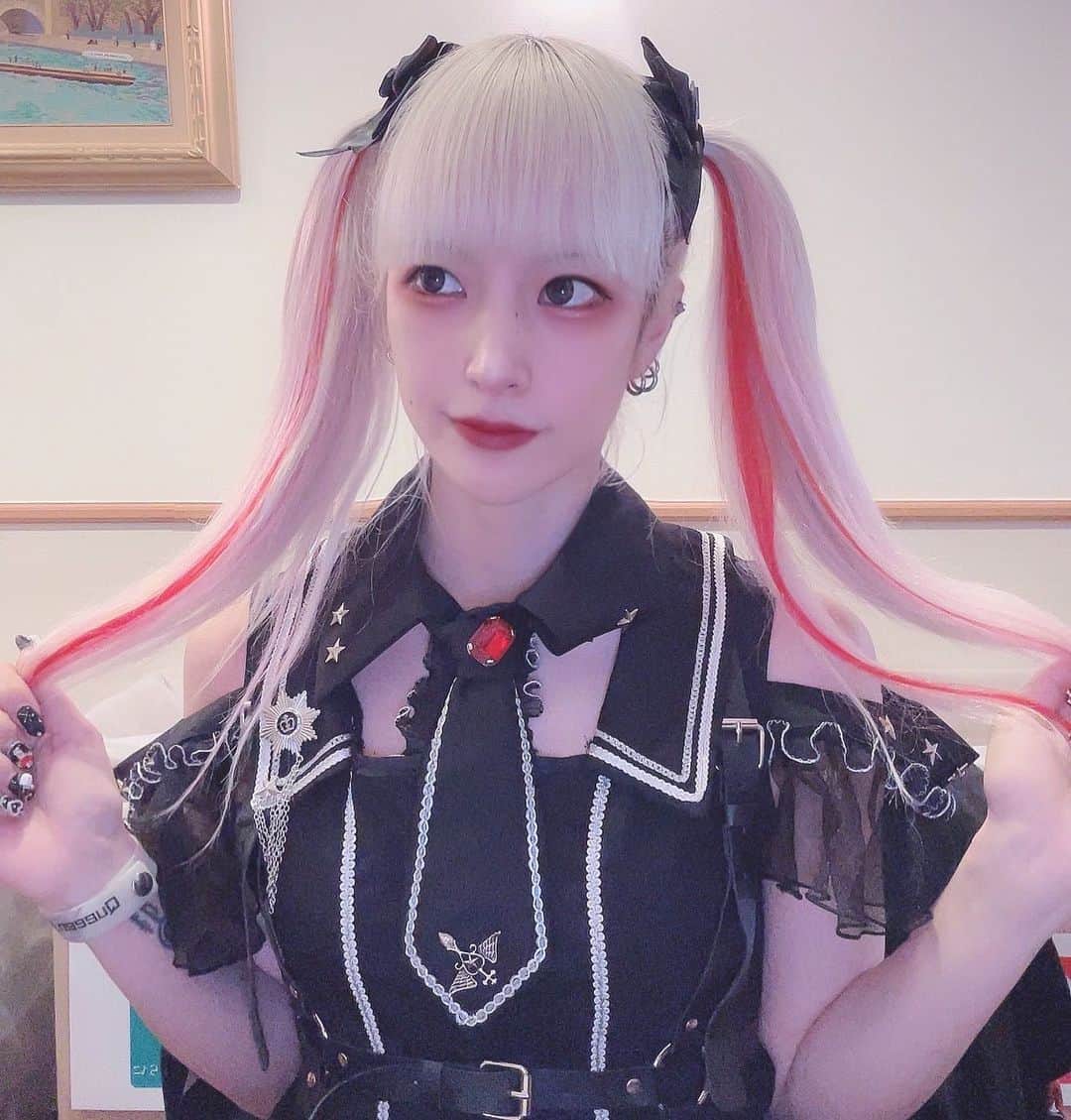 ゆえるのインスタグラム：「🖤🖤🖤  #メイク #アイドル #コスプレイヤー #ゲーマー女子  #カメラマンさんと繋がりたい #ゲーム好きな人と繋がりたい  #被写体 #角色扮演 #闇属性 #サブカル #派手髪  #fashion #cosplay #cosplayer #kawaii #cyberkawaii #japanesegirl #anime #photography  #follw #followｍe #idol #artist #model」