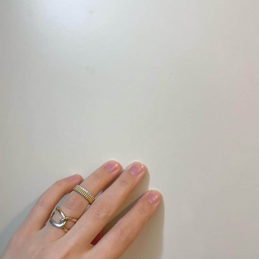 NANA HOSOYAさんのインスタグラム写真 - (NANA HOSOYAInstagram)「お気に入りのクリップ🎀 リボンおばさんすぎなくて、丁度いいです🙆‍♀️  体重もまだ太ってるのもあるのですが、産後の浮腫みがすごくて結婚指輪が全く入りません。  中指の指輪を薬指にはめてるのですが、それもきつい💦 汗かく入浴方法もやったりしてるのですが全くよくならなくて… 自然にもどっていくのかしら。。。  自己満ですがジョのために、しばらく爪はこれ以上伸ばさないようにしています😤」6月25日 15時41分 - nana_hair_tokyo