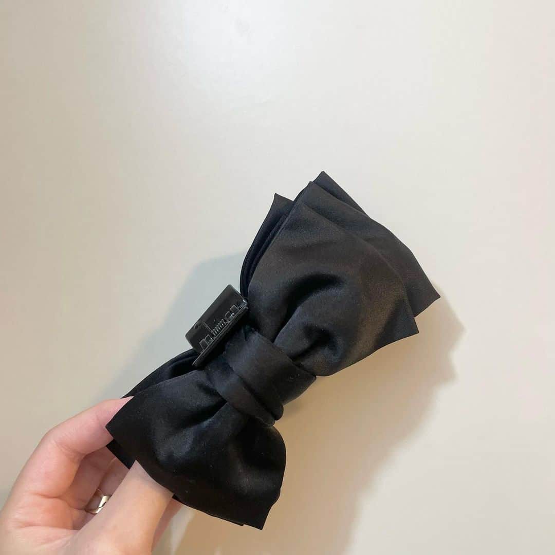 NANA HOSOYAのインスタグラム：「お気に入りのクリップ🎀 リボンおばさんすぎなくて、丁度いいです🙆‍♀️  体重もまだ太ってるのもあるのですが、産後の浮腫みがすごくて結婚指輪が全く入りません。  中指の指輪を薬指にはめてるのですが、それもきつい💦 汗かく入浴方法もやったりしてるのですが全くよくならなくて… 自然にもどっていくのかしら。。。  自己満ですがジョのために、しばらく爪はこれ以上伸ばさないようにしています😤」