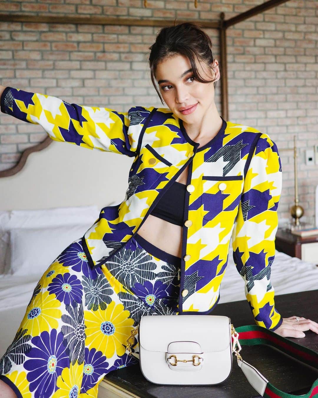 アン・カーティスのインスタグラム：「Sunny Sunday ☀️ @gucci」