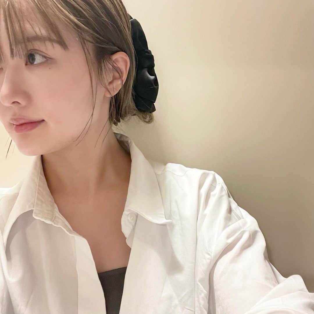 NANA HOSOYAのインスタグラム：「最近のまとめ髪🎀  おくれ毛は少なめに、クリップは中心よりややズレた位置につけて、斜め前から見えるように✨  クッションファンデはNARSです。 親に怖い時のミーガンに似てると言われたので、前髪を切りました笑」