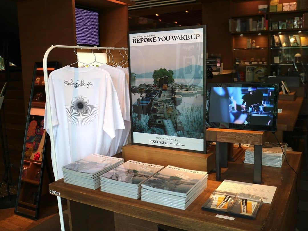 のインスタグラム：「⁡ 【フェア】BEFORE YOU WAKE UP ⁡ 蔦屋書店2号館 1階 建築デザインフロア 2023年06月24日(土) - 07月14日(金) ⁡ 本、動画、SNS、イベント、その他アレコレ。形を限定することなく、 思いつきとひらめきで表現していくプロジェクト「BEFORE YOU WAKE UP」。 釣り雑誌といえば、釣り雑誌。   今回のフェアでは、昨年末に発売した誌面制作でも協力してもらった友人や、 完成した本をキッカケに新しく出会った仲間たちと一緒に、いくつかのプロダクトを作ってみました。 夏のフィッシングタイムに役立ったり、たたなかったり。 もし何かが目に止まったら、パラパラと誌面もめくってもらえたら光栄です。   Live the city, Love the fishing. ⁡ 【プロフィール】 BEFORE YOU WAKE UP 「あなたが起きる前に」 釣りだけに限らず、キャンプやサーフィンなど、アウトドアアクティビティのそのほとんどが、 朝早く起きて、準備を済ませ、フィールドへと出発します。 みんなが起きる前に自分たちはこんなにも、人生を豊かにするための時間を過ごしている。 BEFORE YOU WAKE UPは、”フィッシング”というライフスタイルを中心に、 そんな時間の過ごし方を提案し、豊かな人生を送るためのヒントを見つけるためのプロジェクトです。 Website：https://beforeyouwakeup.com/ Instagram：@before_you_wake_up ⁡ ⁡ ⁡ #beforeyouwakeup #代官山蔦屋書店 #daikanyamatsutaya #daikanyamatsite #代官山 #fishingmagazine #magazine」