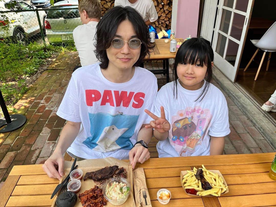永井聖一のインスタグラム：「従兄弟が軽井沢にオープンしたテキサスバーベキューのお店 @smokemanship にはるみと行ってきました🚙 とても美味しいので、お近くにお越しの際はぜひ😋」