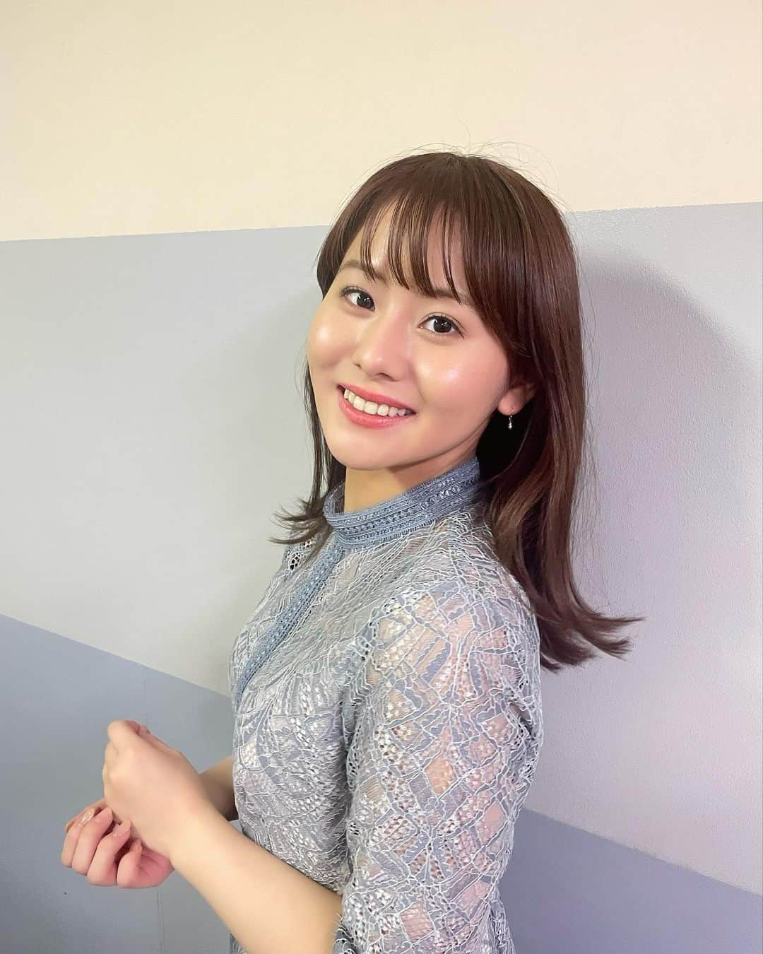 藤井由依のインスタグラム：「今夜6時55分〜🎤 　＼THEカラオケ★バトル／です！  今回は新しいチャンピオンシップ、 【👑THE OPEN 最高位戦🏆】 　 プロアマ混合で過去一間口の広い大会。  出場者のみなさんの十人十色のキャラクターと最高の歌声を、結果と一緒にお楽しみください！！  𓈒𓂂𓏸👗衣装👗𓈒𓂂𓏸 ドレス#dorry_doll_official ピアス#ete_official   #カラオケバトル  #テレビ東京  #テレ東   #堺正章 さん  #柳原可奈子 さん  #松尾潔 さん  #河合郁人 さん  #安倉さやか さん」