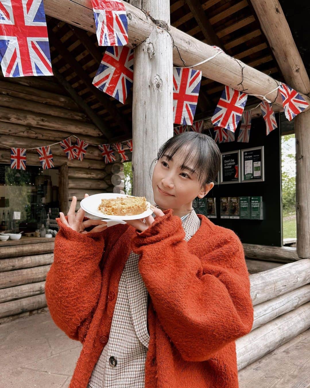 のインスタグラム：「昨日は『世界ふしぎ発見！』ご覧いただきありがとうございました！ TVerではまだ見逃し配信があるそうなので、そちらもぜひ✨  イギリスでは美味しいものをたくさん食べていました。 ディーンの森へ行く前に食べたキャロットケーキや、休憩に食べたプレッツェル、バタースコッチビール✨ コーヒーブレイクはCOSTAで！ イギリスではフィッシュ&チップスも美味しかったけど、一番のお気に入りはハギスでした。 日本でも美味しいハギスが食べられないから探し中です。」
