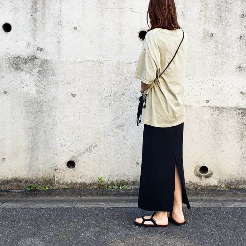 eriさんのインスタグラム写真 - (eriInstagram)「*⁡ ⁡やっとやっとやっと、166cmの私でも満足いく丈のスカートを見つけられた🙌⁡ ⁡ 丈だけじゃなく、リブで体の線を拾いすぎないところも理想的✨⁡ ⁡*⁡ ⁡トップス&スカート:#journalstandard ⁡ ⁡サンダル:#monbell ⁡ ⁡バッグ:#CONTROLFREAK⁡ ⁡*⁡ ⁡#ootd#fashion#casual#ロゴt#リブスカート#タイトスカート#タイトスカートコーデ #スカートコーデ#ジャーナルスタンダード#サンダルコーデ#モンベル#コントロールフリーク#カジュアルコーデ#高身長女子コーデ#高身長女子#ママコーデ#ショルダーバッグ#tシャツコーデ#夏コーデ#休日コーデ」6月25日 16時11分 - eriiiii_1214