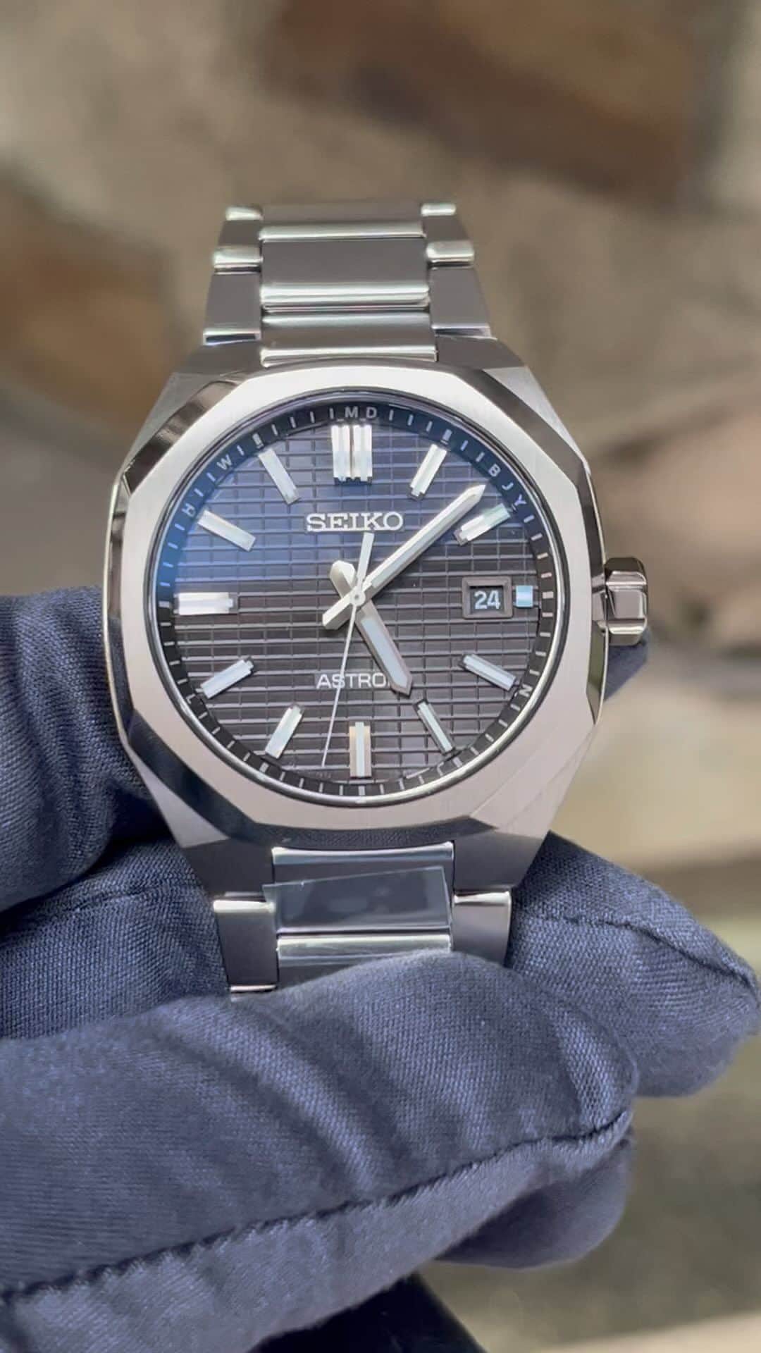 のインスタグラム：「■DATA SEIKO  ASTRON  SBXY063 定価132,000円  ■ Inquiry NAKANIWA WATCH 4-10-3 Minamisenba, Chuo-ku, Osaka-shi, 542-0081 TEL: 06-6251-7573 Open from 11:00 to 18:30 Closed on Wednesdays LINE ID: @910caqbg  #NAKANIWA #NAKANIWAWATCH #仲庭時計店 #心斎橋 #大阪 #osaka #腕時計 #watch #Japanwatch #アストロン # ASTRON #SBXY063 #SEIKO #セイコー」