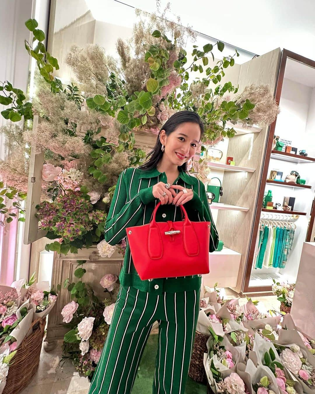 入夏さんのインスタグラム写真 - (入夏Instagram)「75周年を迎えたLONGCHAMP👜 「AT THE RACES」コレクションのローンチイベントへ お邪魔して来ました。  イラストレーター foxcoさんとタッグを組んだ 現代のパリジェンヌの世界観はとっても素敵だったなぁ💐  今年はパリに行く予定だから、 このバックを連れて行くつもり💕  特別ウィンドウを2023年5月26日(金)から7月17日(月）まで「ロンシャン ラ メゾン表参道」と「ロンシャン ラ メゾン銀座」にて展開しているみたいだよ。  是非足を運んでみてね！  @longchamp #Longchamp #LongchampFW23 #ロンシャン　#pr」6月25日 16時23分 - iruka__offi