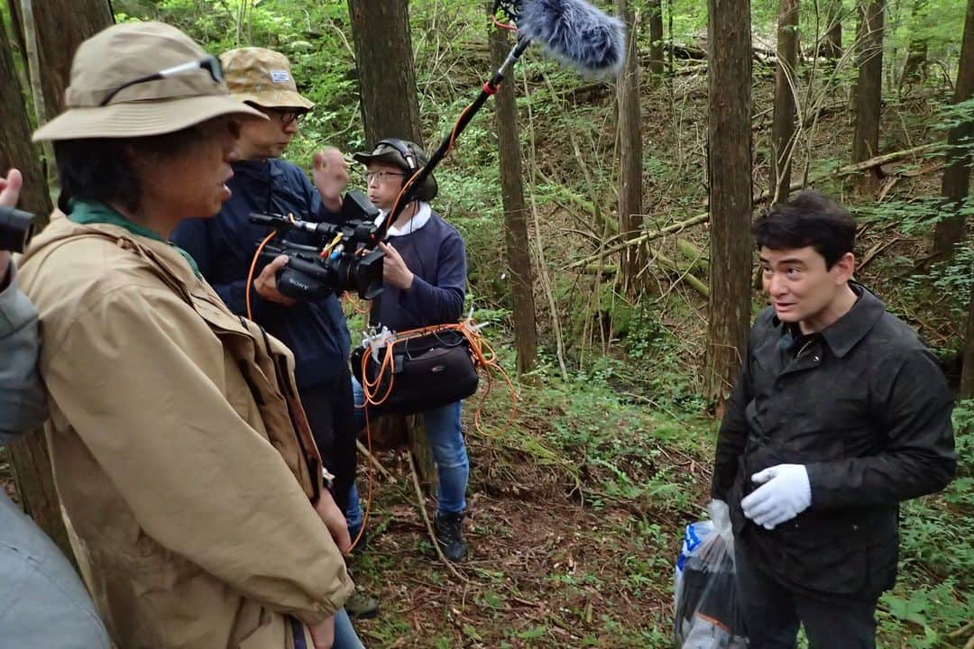 野口健のインスタグラム：「先日放送されたフジテレビ「地球環境大賞2023」。 本日17時より、BSフジにて再放送されます。 野口の母校でもある亜細亜大学の授業で行った富士山清掃・森づくりに同行取材していただいた様子が放送されます。 前回ご覧いただけなかった方もぜひご覧ください。 野口健事務所」