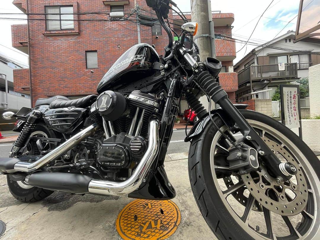 キャプテン★ザコのインスタグラム：「世紀末おじさんの趣味 バイクが納車されました🙌 1って書かれたエアフィルター タコメーター付きのメーター 何かと冬場に役立つグリップヒーター お気に入りでございます。 バイク乗りの皆様、色々誘ってやってください🙇‍♂️  #HarleyDavidson #883R」