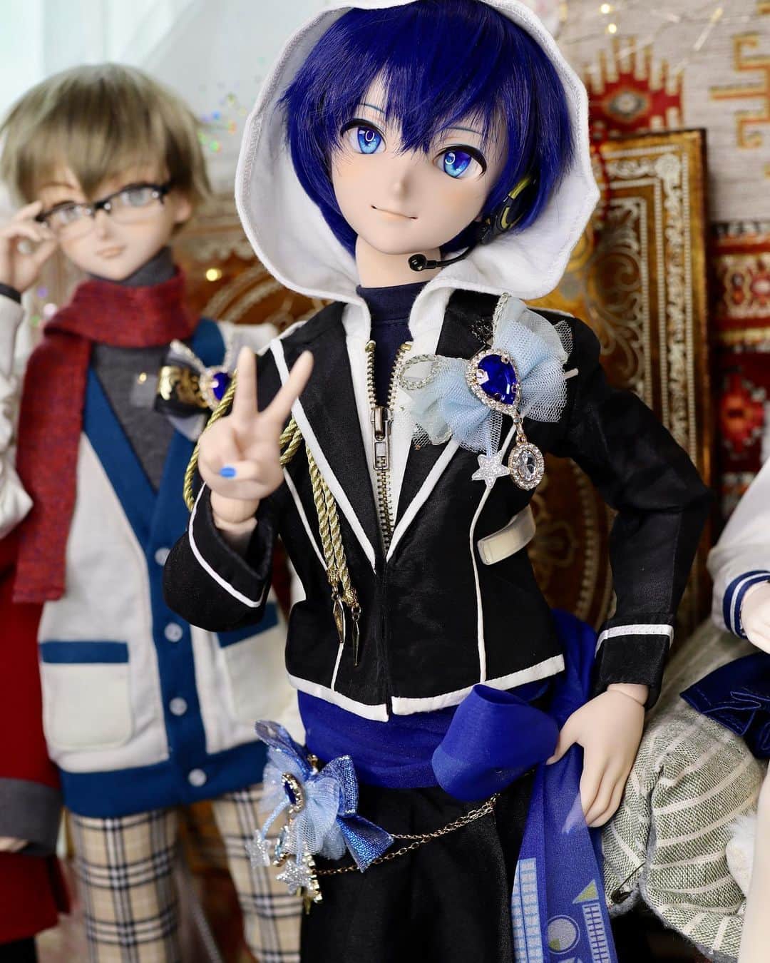 のインスタグラム：「🎤✨  なんか芸能人と後ろにいる一般人に見える…  #ddkaito #KAITO #vocaloid  #DD男子はいいぞ #ドルフィードリーム #bjd #bjddoll #doll #volksdoll #dollfiedream #人偶 #人形  #dollfiedreamboy #animeart」