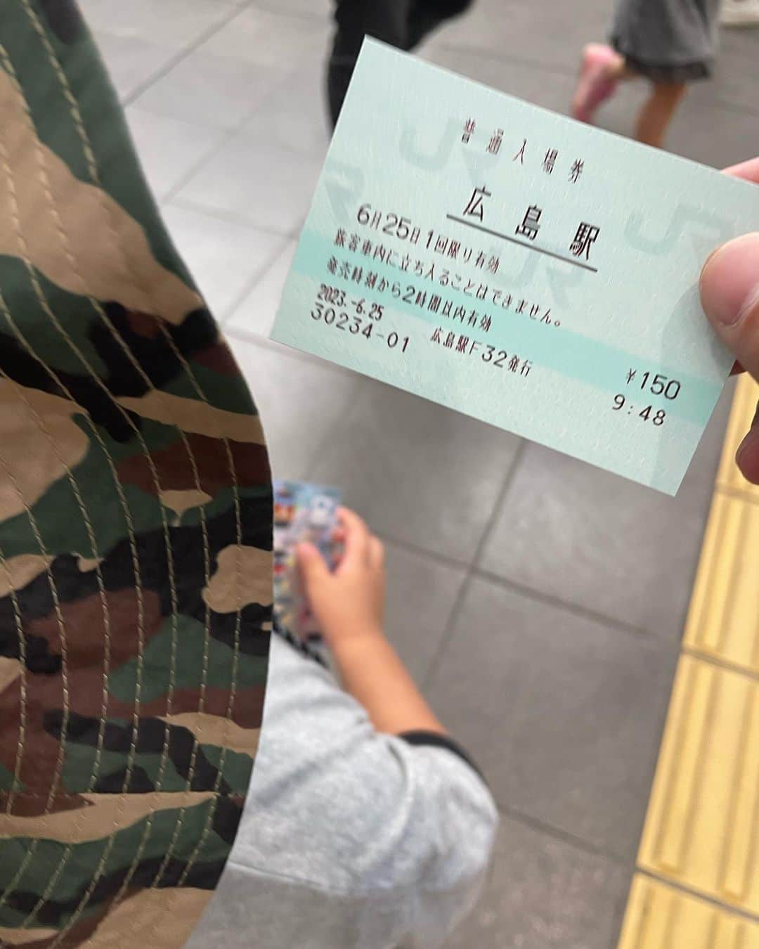 ボールボーイ佐竹さんのインスタグラム写真 - (ボールボーイ佐竹Instagram)「長男が 新幹線🚅が見たい！というので 人生で初めて、 入場券を購入して 2人っきりで 広島駅に新幹線を見に行きました。  改めて見ると 新幹線ってかっこいいね！  駅員さん、 息子の為に新幹線のシールありがとうございました😊  #新幹線 #かっこいい #休日のパパ #完太日記」6月25日 16時31分 - ballboysatake