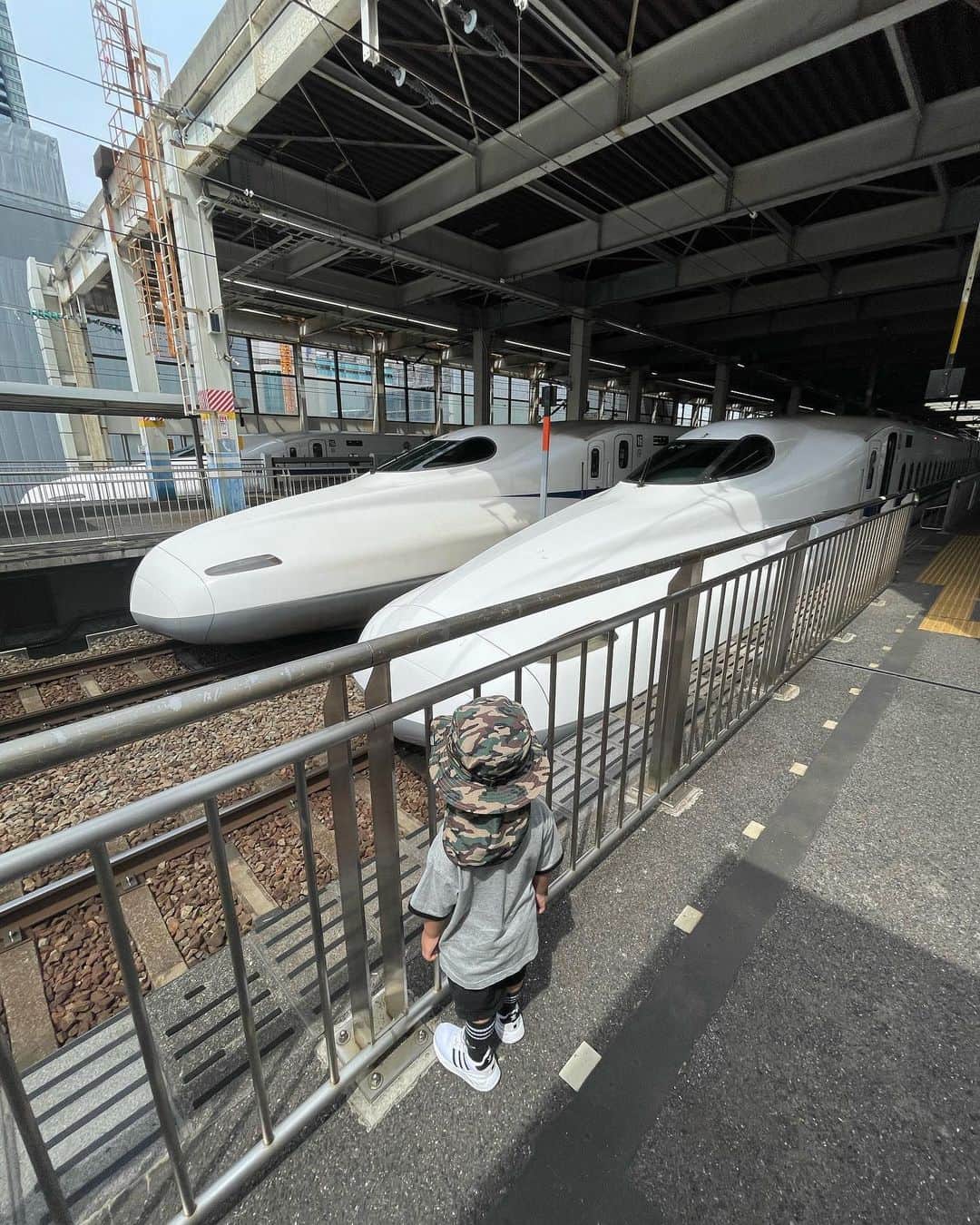 ボールボーイ佐竹さんのインスタグラム写真 - (ボールボーイ佐竹Instagram)「長男が 新幹線🚅が見たい！というので 人生で初めて、 入場券を購入して 2人っきりで 広島駅に新幹線を見に行きました。  改めて見ると 新幹線ってかっこいいね！  駅員さん、 息子の為に新幹線のシールありがとうございました😊  #新幹線 #かっこいい #休日のパパ #完太日記」6月25日 16時31分 - ballboysatake