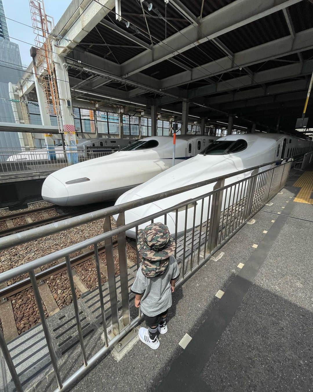 ボールボーイ佐竹のインスタグラム：「長男が 新幹線🚅が見たい！というので 人生で初めて、 入場券を購入して 2人っきりで 広島駅に新幹線を見に行きました。  改めて見ると 新幹線ってかっこいいね！  駅員さん、 息子の為に新幹線のシールありがとうございました😊  #新幹線 #かっこいい #休日のパパ #完太日記」