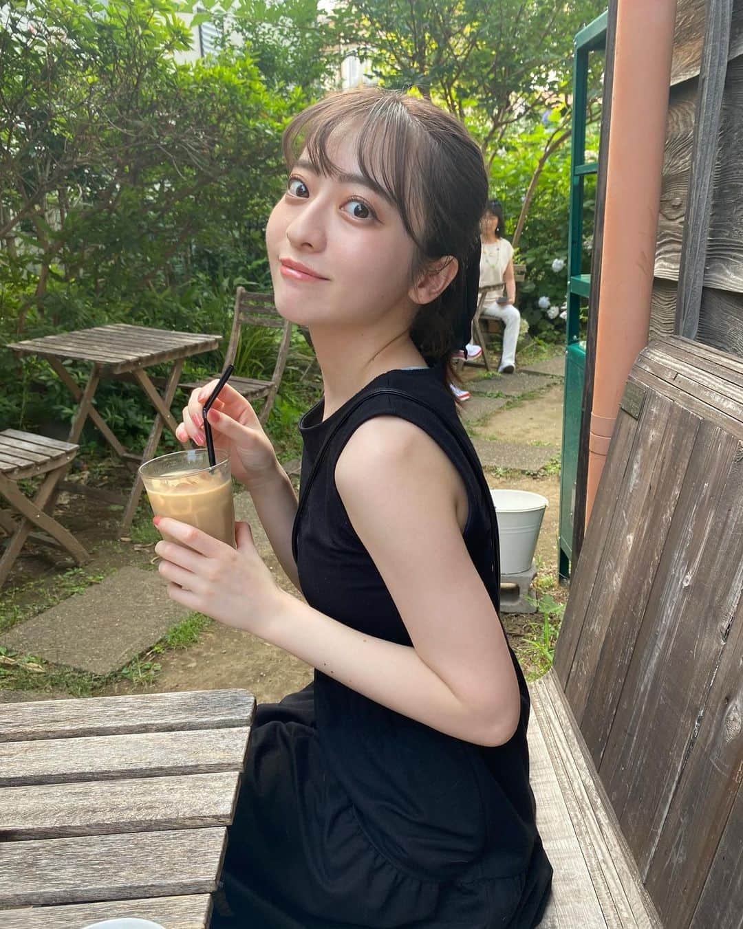 末吉 瞳さんのインスタグラム写真 - (末吉 瞳Instagram)「髪明るくなった！！ 蚊に刺された！！ 夏ですね〜🍉  右下に写り込んでるの かわいい🐶」6月25日 16時33分 - hitomi_sueyoshi