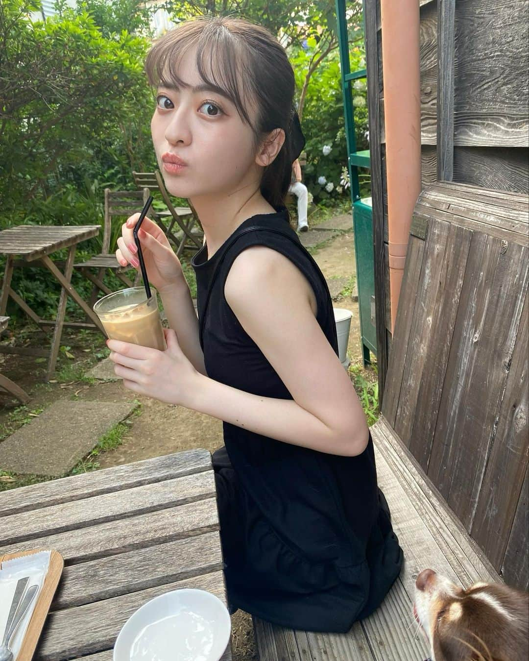 末吉 瞳さんのインスタグラム写真 - (末吉 瞳Instagram)「髪明るくなった！！ 蚊に刺された！！ 夏ですね〜🍉  右下に写り込んでるの かわいい🐶」6月25日 16時33分 - hitomi_sueyoshi