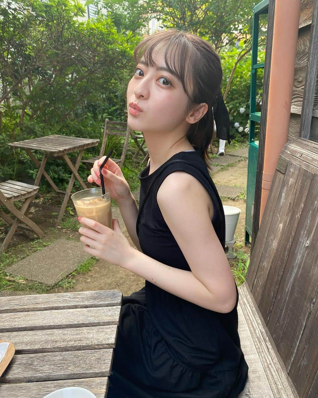 末吉 瞳さんのインスタグラム写真 - (末吉 瞳Instagram)「髪明るくなった！！ 蚊に刺された！！ 夏ですね〜🍉  右下に写り込んでるの かわいい🐶」6月25日 16時33分 - hitomi_sueyoshi