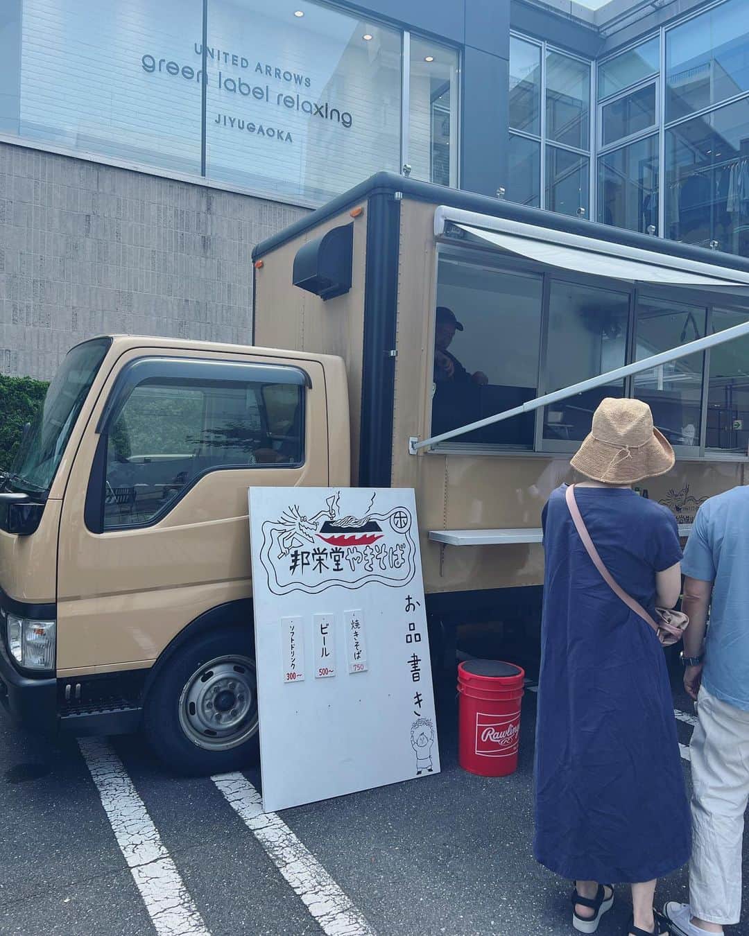 畑野ひろ子さんのインスタグラム写真 - (畑野ひろ子Instagram)「@houeidou.noodle.factory が自由が丘に🍜 我が家も大好きな、邦栄堂さんの 作りたての焼きそばを食べに行ってきました😆 早めに行ったつもりでしたが、既に行列が凄かった！ そこで、偶然沢山の知り合いの方々にも会えて、素敵な休日でした🩵」6月25日 16時37分 - hiroko_hatano_