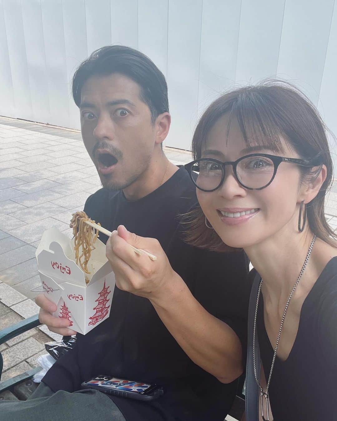 畑野ひろ子のインスタグラム：「@houeidou.noodle.factory が自由が丘に🍜 我が家も大好きな、邦栄堂さんの 作りたての焼きそばを食べに行ってきました😆 早めに行ったつもりでしたが、既に行列が凄かった！ そこで、偶然沢山の知り合いの方々にも会えて、素敵な休日でした🩵」