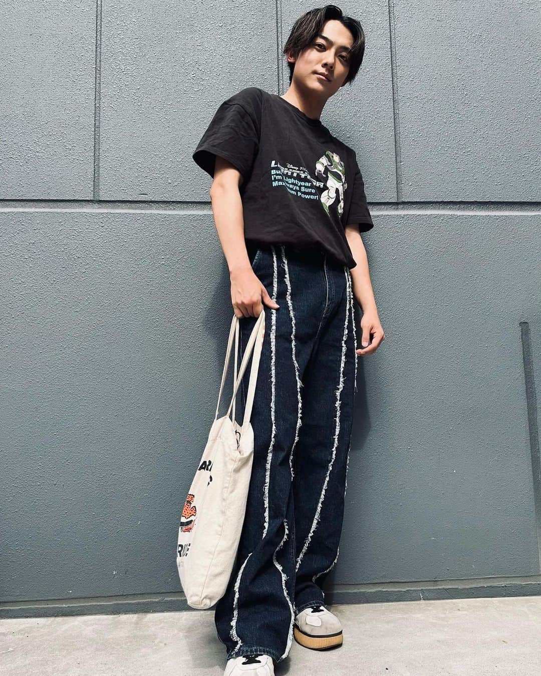 辰巳ゆうとのインスタグラム：「一目惚れしたデニムとTシャツ✨👀  かわいくて毎日履きたい毎日着たい！🥺  #fashion #instafashion #👖 #👕  #outfit #ootd #denim #tshirt  #今日のコーデ #デニム #デニムコーデ #tシャツ  #toystory #buzzlightyear」