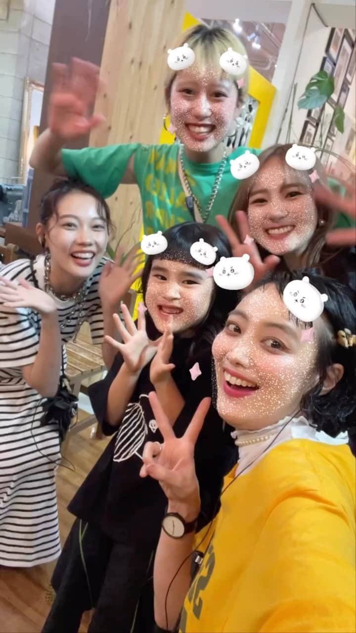 田中真奈美のインスタグラム：「幸せ溢れる1日💓 こはるちゃんのヘアーのお手入れをして可愛い可愛い妹ちゃんを紹介してもらいました🥰💓 . たまらないな〜✨✨✨ ご家族皆さん担当させていただいてるのでいつもお話しながら会えのを楽しみにしてました💓 これからも一緒に成長を見守らせてください💓 . こはるちゃんはswitchスタッフととっても仲良し✨ みんなの名前を覚えてくれてるからみんなも嬉しそう💓 . いつも明るいこはるちゃん✨ありがとー😆🙌🏻✨ 最高のお姉ちゃんだね💓 . また待ってまーす😆🙌🏻 . . . #福岡美容室  #天神美容室  #大名美容室  #福岡ママ」