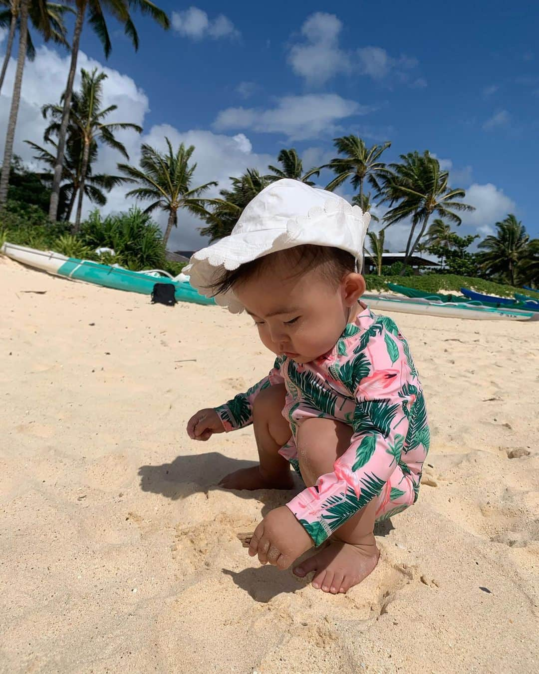 ANNA さんのインスタグラム写真 - (ANNA Instagram)「Lanikai Beach🌊🌴  加工無しでこの海の色🥹✨  娘は相変わらず、すれ違う人全てに絡み、ワンちゃんを見つけてはなでなでさせてもらい、隙を見ては砂をパクパク...🤪  #ラニカイビーチ #カイルア #hawaii #子連れハワイ #1歳女の子ママ」6月25日 16時40分 - anna_flare