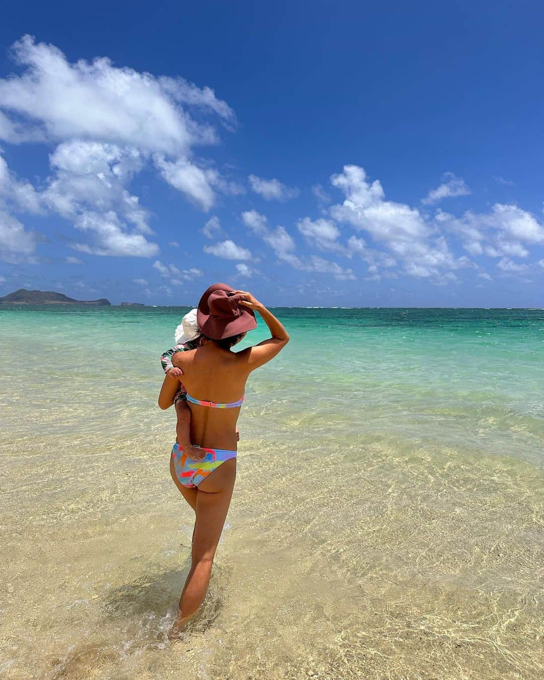 ANNA さんのインスタグラム写真 - (ANNA Instagram)「Lanikai Beach🌊🌴  加工無しでこの海の色🥹✨  娘は相変わらず、すれ違う人全てに絡み、ワンちゃんを見つけてはなでなでさせてもらい、隙を見ては砂をパクパク...🤪  #ラニカイビーチ #カイルア #hawaii #子連れハワイ #1歳女の子ママ」6月25日 16時40分 - anna_flare