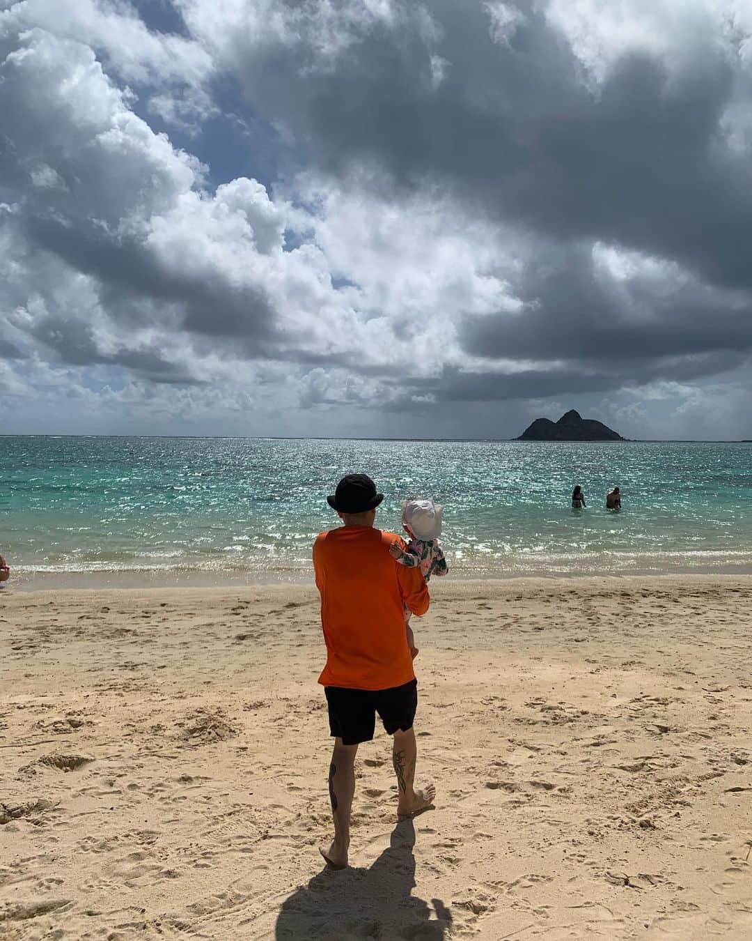 ANNA さんのインスタグラム写真 - (ANNA Instagram)「Lanikai Beach🌊🌴  加工無しでこの海の色🥹✨  娘は相変わらず、すれ違う人全てに絡み、ワンちゃんを見つけてはなでなでさせてもらい、隙を見ては砂をパクパク...🤪  #ラニカイビーチ #カイルア #hawaii #子連れハワイ #1歳女の子ママ」6月25日 16時40分 - anna_flare