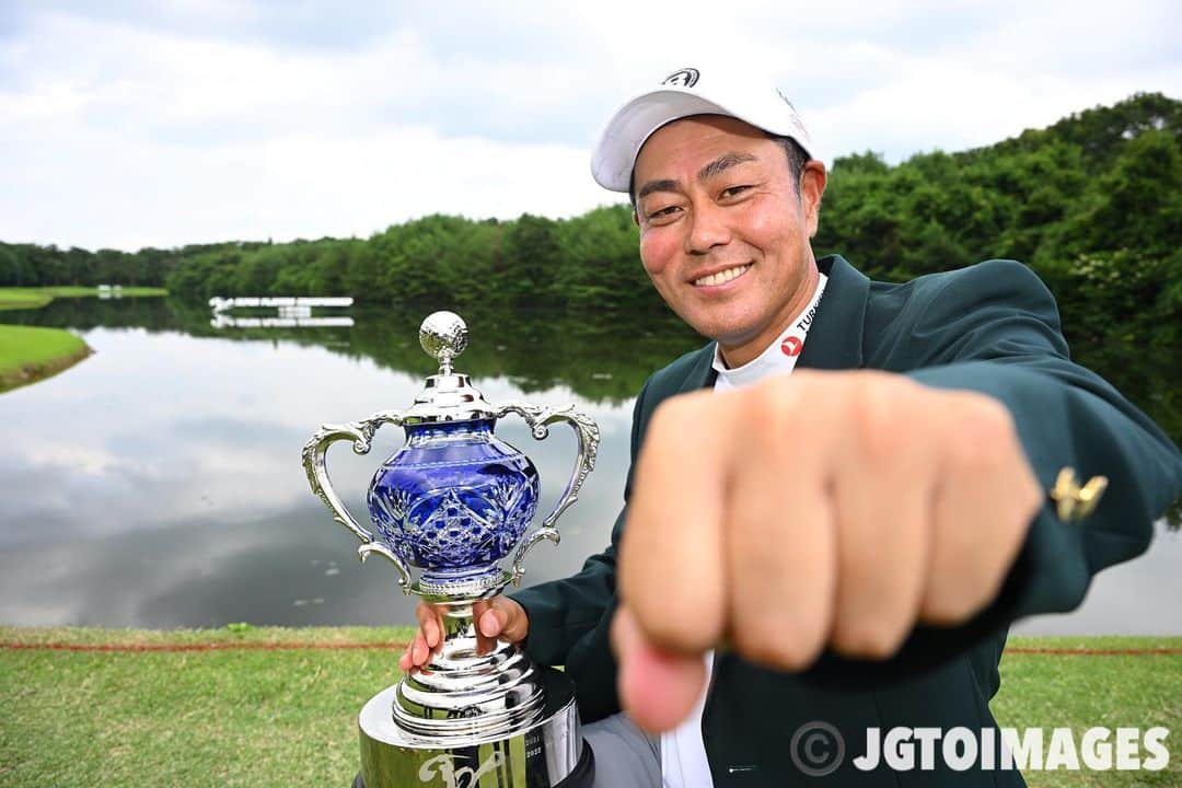  JGTO 男子プロゴルフツアーさんのインスタグラム写真 - ( JGTO 男子プロゴルフツアーInstagram)「『JAPAN PLAYERS CHAMPIONSHIP by サトウ食品』  長野泰雅とのプレーオフを制し、ツアー18勝目を挙げたのは、44歳の谷原秀人❗️  選手会主催大会のため、予定では、選手会長の立場から優勝者に優勝カップを渡す役割でしたが、自身が優勝者となりカップをもらう立場となりました👏  @abema_official  @sato_foods  #jgto  #golftournament  #男子ゴルフ  #japanplayerschampionshipbyサトウ食品  #西那須野カントリー倶楽部 #選手会長 #谷原秀人 #18勝目」6月25日 16時44分 - japangolftour