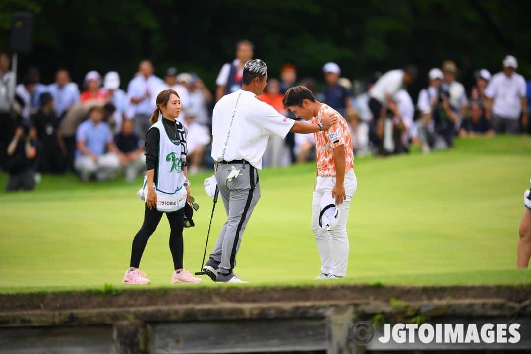  JGTO 男子プロゴルフツアーさんのインスタグラム写真 - ( JGTO 男子プロゴルフツアーInstagram)「『JAPAN PLAYERS CHAMPIONSHIP by サトウ食品』  長野泰雅とのプレーオフを制し、ツアー18勝目を挙げたのは、44歳の谷原秀人❗️  選手会主催大会のため、予定では、選手会長の立場から優勝者に優勝カップを渡す役割でしたが、自身が優勝者となりカップをもらう立場となりました👏  @abema_official  @sato_foods  #jgto  #golftournament  #男子ゴルフ  #japanplayerschampionshipbyサトウ食品  #西那須野カントリー倶楽部 #選手会長 #谷原秀人 #18勝目」6月25日 16時44分 - japangolftour