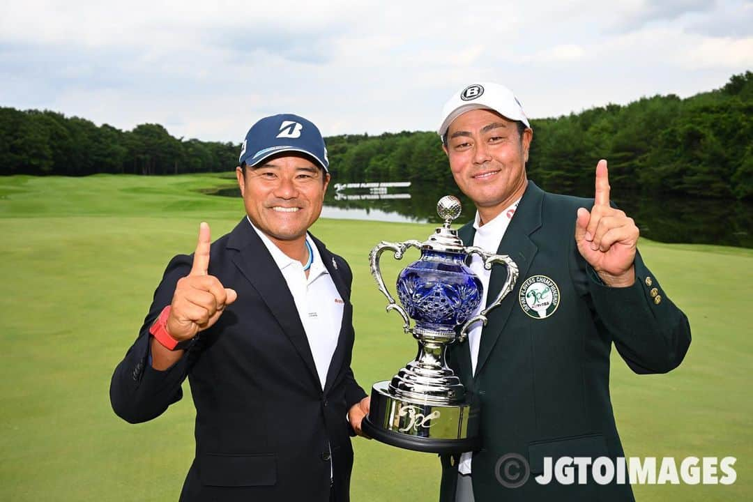  JGTO 男子プロゴルフツアーさんのインスタグラム写真 - ( JGTO 男子プロゴルフツアーInstagram)「『JAPAN PLAYERS CHAMPIONSHIP by サトウ食品』  長野泰雅とのプレーオフを制し、ツアー18勝目を挙げたのは、44歳の谷原秀人❗️  選手会主催大会のため、予定では、選手会長の立場から優勝者に優勝カップを渡す役割でしたが、自身が優勝者となりカップをもらう立場となりました👏  @abema_official  @sato_foods  #jgto  #golftournament  #男子ゴルフ  #japanplayerschampionshipbyサトウ食品  #西那須野カントリー倶楽部 #選手会長 #谷原秀人 #18勝目」6月25日 16時44分 - japangolftour