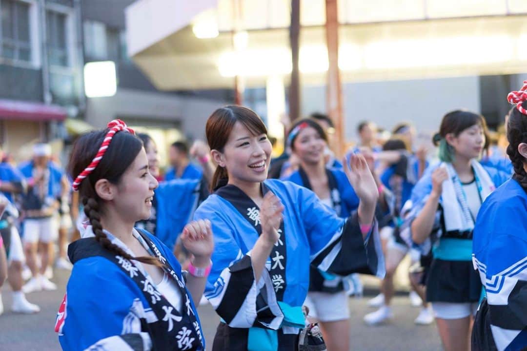 道岡桃子のインスタグラム：「阿波踊り✌️  今年は行けるかな〜？  たまたま一緒に踊った カメラマンさんが撮ってくれた一枚📷  お囃子が聴こえてきそう♪  #阿波踊り #徳島県 #お祭り #祭り #お盆 #夏休み #徳島 #踊り」