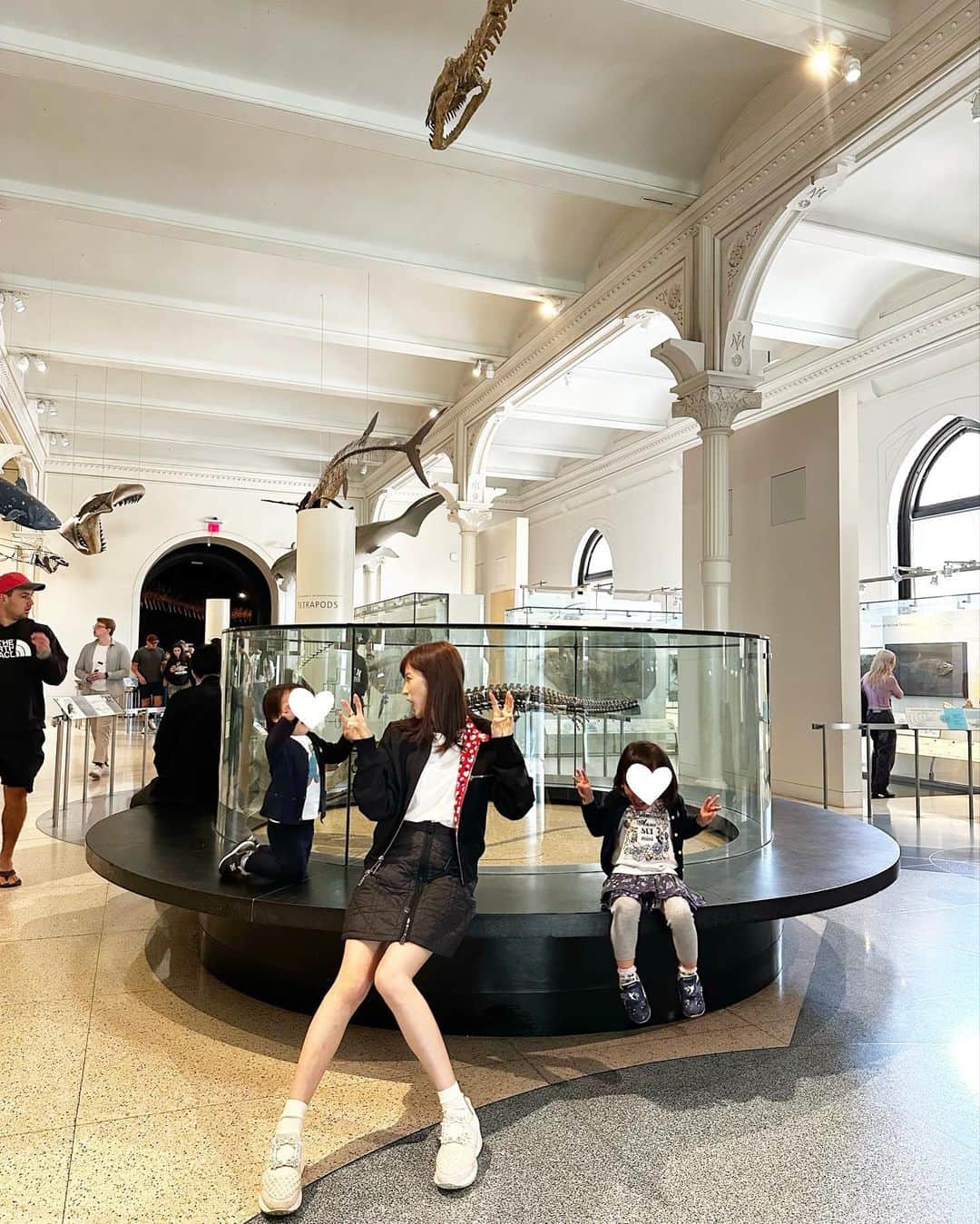 小林真由さんのインスタグラム写真 - (小林真由Instagram)「nyc🗽 ⁡ アメリカ自然史博物館🐘✨ とにかく広くてあっという間に数時間が経ってました🥹 (前のセントラルパークに時間をかけすぎて気づけば午後に😂) ⁡ ⁡ 恐竜の標本や動物の模型はもちろん、プラネタリウムもなかなかマニアックな内容で面白かった！🪐 ⁡ 帰ってからナイトミュージアムを少し見てみたけど子供達にはまだヒットせず、私としては感激でした🫶 ⁡ ⁡ ⁡ #ファッション #コーデ #ママコーデ #女の子ママ #男の子ママ #ママライフ #コーディネート #４歳 #２歳 #二人育児 #ニューヨーク #旅行 #ニューヨーク旅行 #子連れ旅行 #アメリカ自然史博物館 #博物館 #ナイトミュージアム #americanmuseumofnaturalhistory #nyc #newyork」6月25日 16時55分 - mayukobayashii