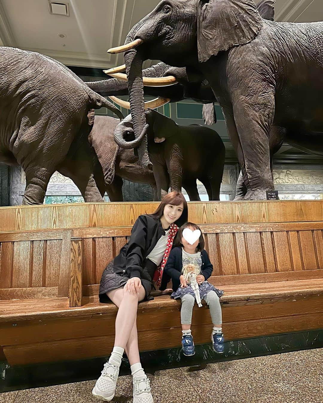 小林真由のインスタグラム：「nyc🗽 ⁡ アメリカ自然史博物館🐘✨ とにかく広くてあっという間に数時間が経ってました🥹 (前のセントラルパークに時間をかけすぎて気づけば午後に😂) ⁡ ⁡ 恐竜の標本や動物の模型はもちろん、プラネタリウムもなかなかマニアックな内容で面白かった！🪐 ⁡ 帰ってからナイトミュージアムを少し見てみたけど子供達にはまだヒットせず、私としては感激でした🫶 ⁡ ⁡ ⁡ #ファッション #コーデ #ママコーデ #女の子ママ #男の子ママ #ママライフ #コーディネート #４歳 #２歳 #二人育児 #ニューヨーク #旅行 #ニューヨーク旅行 #子連れ旅行 #アメリカ自然史博物館 #博物館 #ナイトミュージアム #americanmuseumofnaturalhistory #nyc #newyork」