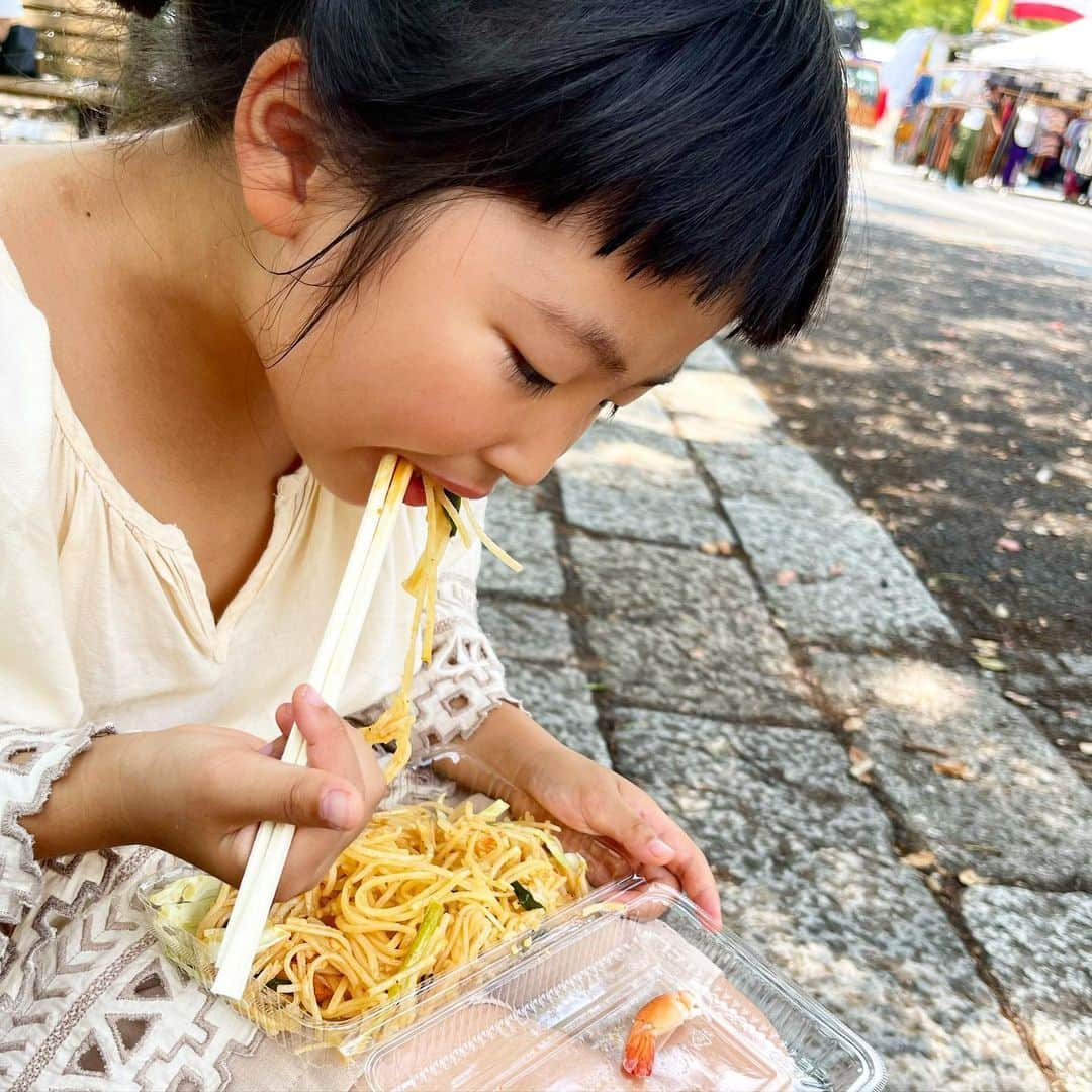 新井美穂さんのインスタグラム写真 - (新井美穂Instagram)「娘と#代々木公園 へ。  たまたまタイフェス🇹🇭やっていて タイ料理と、娘にめっちゃ可愛い#タイパン ゲットしてからの〜🩷 サイクリングー🚴‍♀️  夏の気配を感じながら ちょっと暑かったけど💦 でも気持ちの良ーい楽しい娘との休日でした〜！ #娘7歳#一年生#休日おでかけ」6月25日 16時50分 - arai_miho