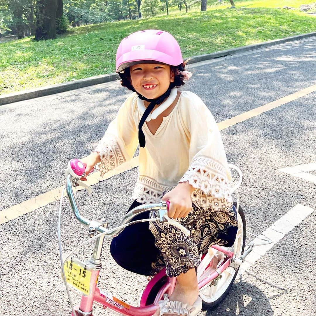 新井美穂さんのインスタグラム写真 - (新井美穂Instagram)「娘と#代々木公園 へ。  たまたまタイフェス🇹🇭やっていて タイ料理と、娘にめっちゃ可愛い#タイパン ゲットしてからの〜🩷 サイクリングー🚴‍♀️  夏の気配を感じながら ちょっと暑かったけど💦 でも気持ちの良ーい楽しい娘との休日でした〜！ #娘7歳#一年生#休日おでかけ」6月25日 16時50分 - arai_miho