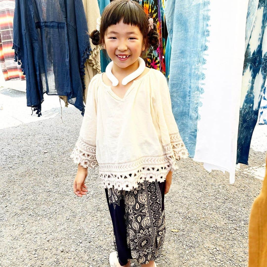 新井美穂さんのインスタグラム写真 - (新井美穂Instagram)「娘と#代々木公園 へ。  たまたまタイフェス🇹🇭やっていて タイ料理と、娘にめっちゃ可愛い#タイパン ゲットしてからの〜🩷 サイクリングー🚴‍♀️  夏の気配を感じながら ちょっと暑かったけど💦 でも気持ちの良ーい楽しい娘との休日でした〜！ #娘7歳#一年生#休日おでかけ」6月25日 16時50分 - arai_miho