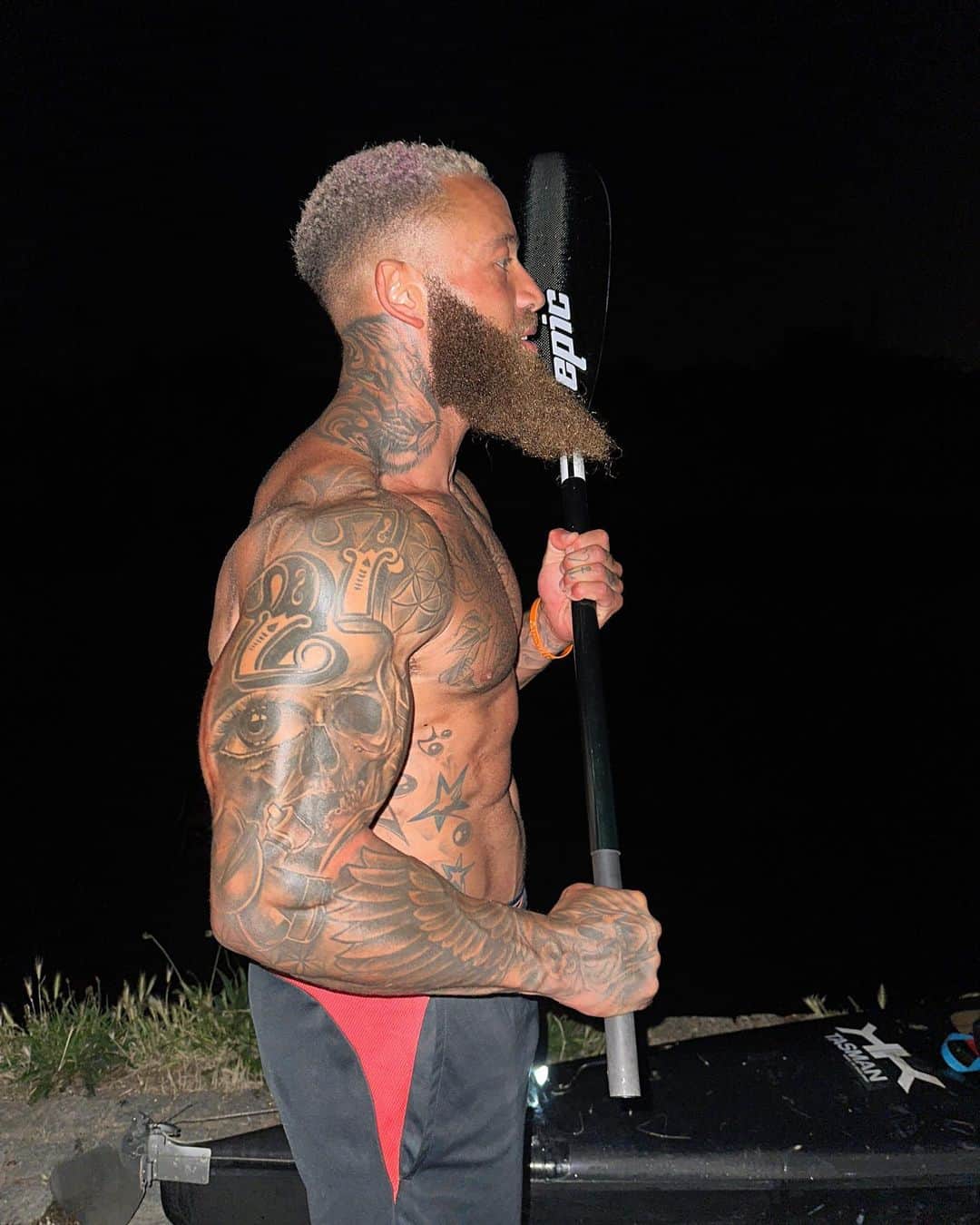 アシュリー・ケインのインスタグラム：「Midnight Marathon on the water 🌙🦾  Last nights paddle consisted of getting bitten and stung for 26 miles and after sitting in an ants nest, carrying a few uncomfortable passengers along the way including that spider on my back (pic 2).   “Hard work spotlights the character of people: some turn up their sleeves, some turn up their noses, and some don’t turn up at all.”  𝙄𝙩’𝙨 𝙬𝙝𝙖𝙩 𝙝𝙖𝙥𝙥𝙚𝙣𝙨 𝙒𝙃𝙀𝙉 𝙉𝙊 𝙊𝙉𝙀 𝙄𝙎 𝙒𝘼𝙏𝘾𝙃𝙄𝙉𝙂. 𝙏𝙝𝙖𝙩’𝙨 𝙬𝙝𝙚𝙣 𝙞𝙩 𝙧𝙚𝙖𝙡𝙡𝙮 𝙘𝙤𝙪𝙣𝙩𝙨.  It’s Monday tomorrow.. What are you going to do about it? 𝗥𝗲𝗺𝗲𝗺𝗯𝗲𝗿: I am who I am today because of the choices I made yesterday.  𝗟𝗲𝘁’𝘀 𝗚𝗼 𝗖𝗵𝗮𝗺𝗽 🦁」