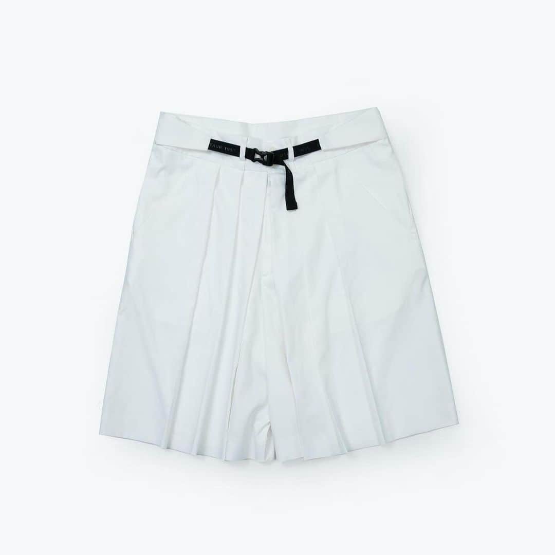 ミノトールのインスタグラム：「MINOTAUR INST. WASHI HAKAMA SHORTS  FUNCTION : ANTIBACTERIAL DEODORIZATION QUICK DRYING WATER ABSORPTION  和紙布は、皮膚周辺及び室内空気の浄化作用、解毒作用、化学繊維と組み合わせた際の静電気が発生しない事や、何よりもヒトとの生体親和性が良く体調維持にとても大切な役割を果たしてくれる。 更に夏は涼しく、冬は暖かいオールシーズン素材。 スコットランドのスカート状の伝統衣装キルトのように、日本の伝統着である袴を快適な日常着 TECH HAKAMA へアップデート。  Washi cloth has a purifying effect on the skin and indoor air, a detoxifying effect, does not generate static electricity when combined with chemical fibers, and above all, has good biocompatibility with humans and plays a very important role in maintaining physical condition. In addition, it is cool in the summer and warm in the winter, making it an all-season material. Just like the kilt, a traditional Scottish skirt, the traditional Japanese hakama has been updated to TECH HAKAMA, a comfortable everyday wear.  Production : Made in Japan Material : Made in Japan  #minotaur_inst #minotaurinst #minotaur #ミノトールインスト #ミノトール #functional #comfortable #miyashitapark #tech #techwear #テック #relaxsmart #リラックススマート #relaxsmartwear #リラックススマートウェア #techhakama #テック袴 #hakama #袴 #はかま #relaxhakama #hakamapants #hakamashorts #shorts #ショーツ #washi #和紙 #unisex #ユニセックス」
