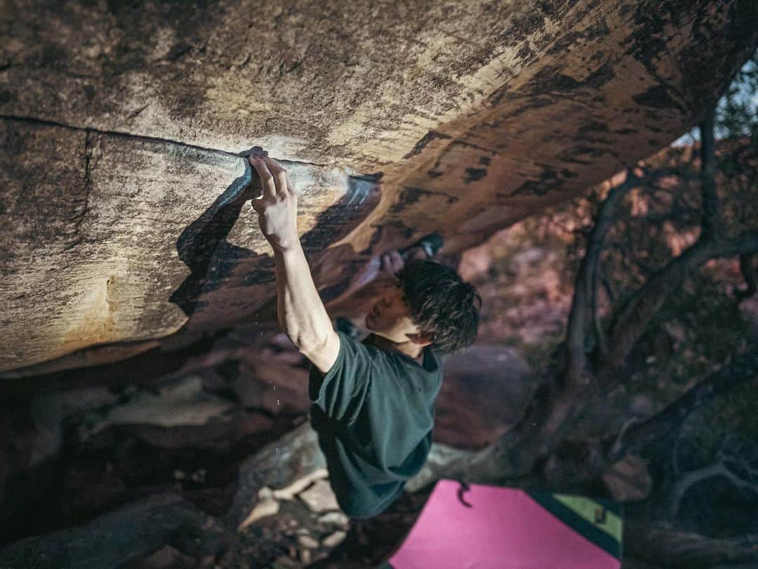 村井隆一のインスタグラム：「Ménage à trois(V14/8B+)✅ ____________________________ Simple finger strength and core muscle on the overhang. Small but gold.  Photo @shk.clm  #climbing#bouldering#ボルダリング#rocklands @rokdo_team @frictionlabs @organicclimbing @unparallelup @rockmasterhq @team_edelrid @clover_resole @climbskinspain @urban_basecamp_shinjuku @basecamp.import @basecamponlineshop」