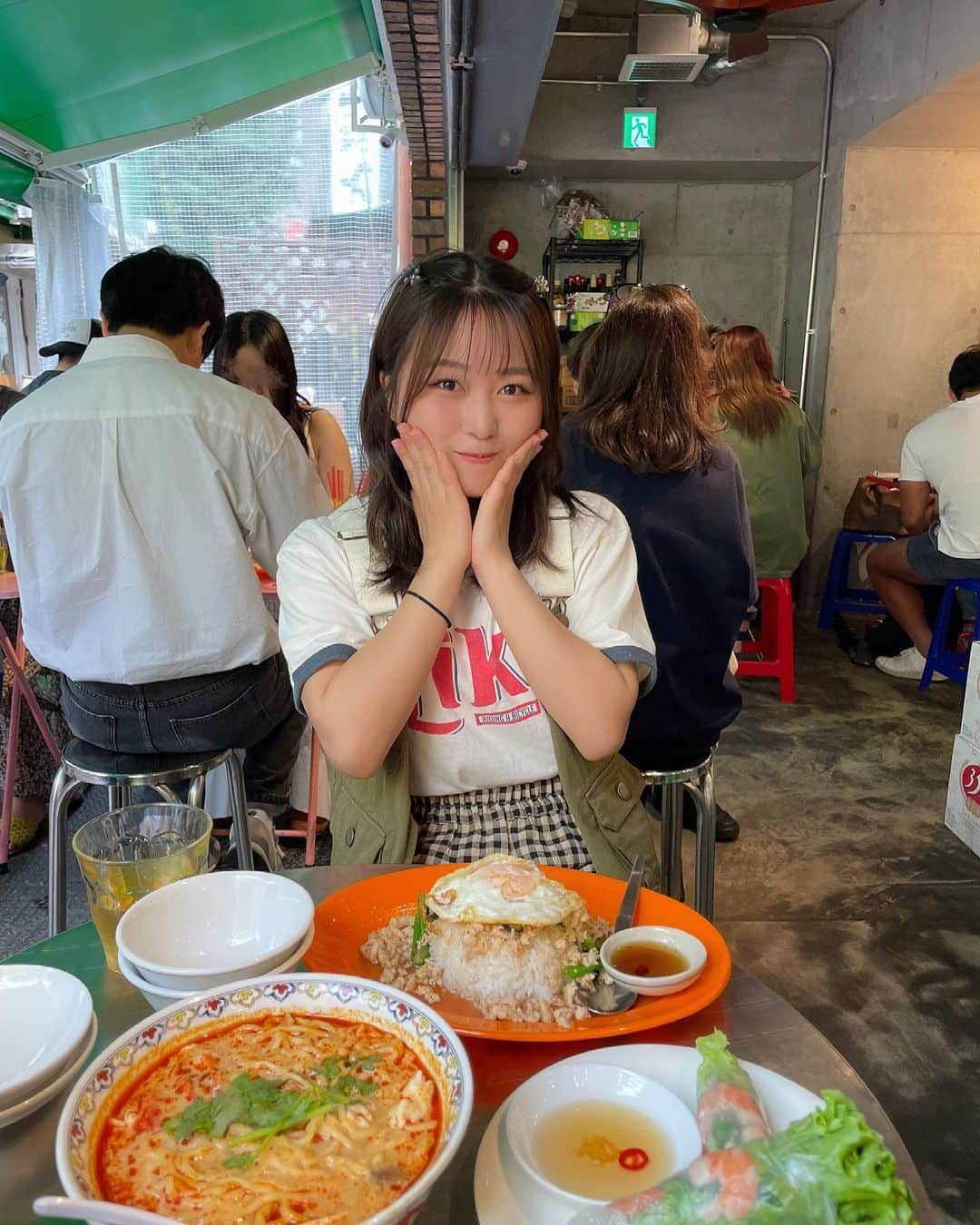 島崎友莉亜のインスタグラム：「タイ料理屋さん、ずっと行ってみたかった🥢🥡アロイ😽  #チャオバンブー #タイ料理 #อาหารไทย #อร่อย」