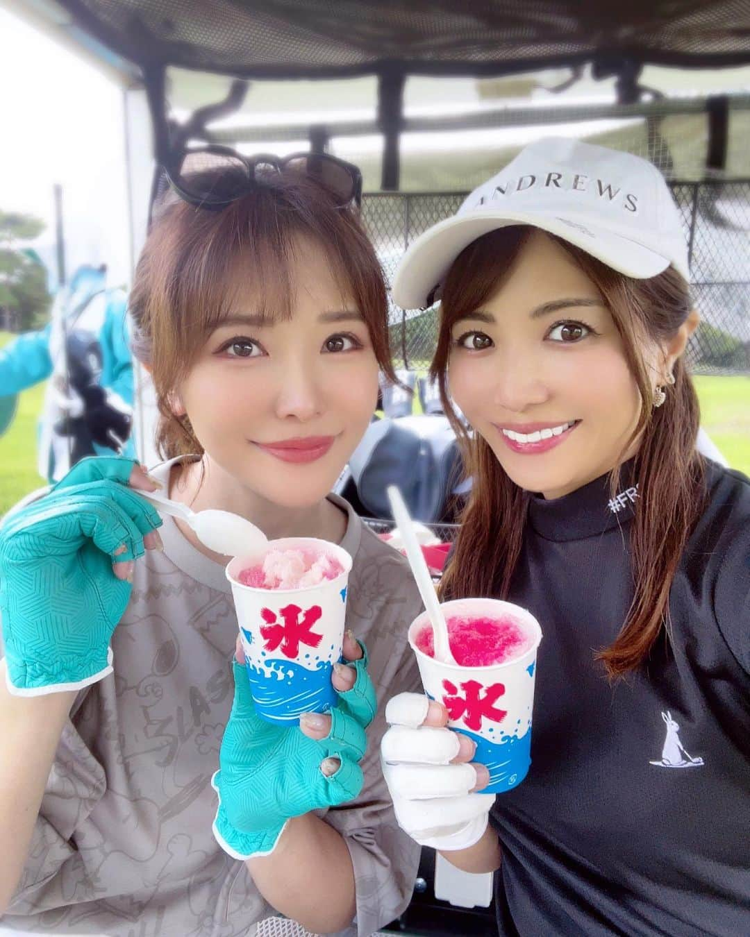 宇水遥佳さんのインスタグラム写真 - (宇水遥佳Instagram)「. 晴れの日はもう夏みたいですね⛳️ 今年初かき氷がゴルフ場で売っていたので 食べたら体がひんやりして気持ちよかったぁ✨ . ウェアはミズノとスヌーピーのコラボ🥰 めちゃくちゃかわいいっ☺️ スカートはセシルゴルフのものを合わせました⭐️ @ochizu_golf ちゃんと初ラウンドできてとっても 楽しかったです♫また8月も楽しみ〜💓 . . @mizuno_official_shop  @jeeta_al_shop  #ミズノスヌーピー #セシルゴルフ  #ゴルフ女子 #ゴルフコーデ #夏ゴルフ #千葉ゴルフ」6月25日 16時54分 - haruka._.usui