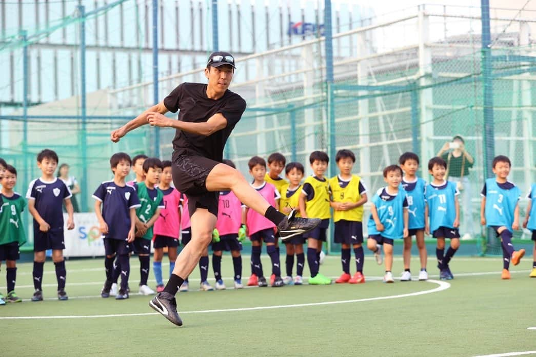 長谷部誠のインスタグラム：「*** MAKOTO HASEBE SPORTS CLUB ⚽️ 1年に一度の恒例サッカークリニック。 今では本当に多くの子どもたちがMHSCでサッカーを楽しんでくれて、この活動を続けることの喜びを感じさせてくれます。 サッカーを通し、少しでも子どもたちの人間形成の助けになれば、サッカー選手としてとても嬉しく思います！ @makoto_hasebe_sports_club17」