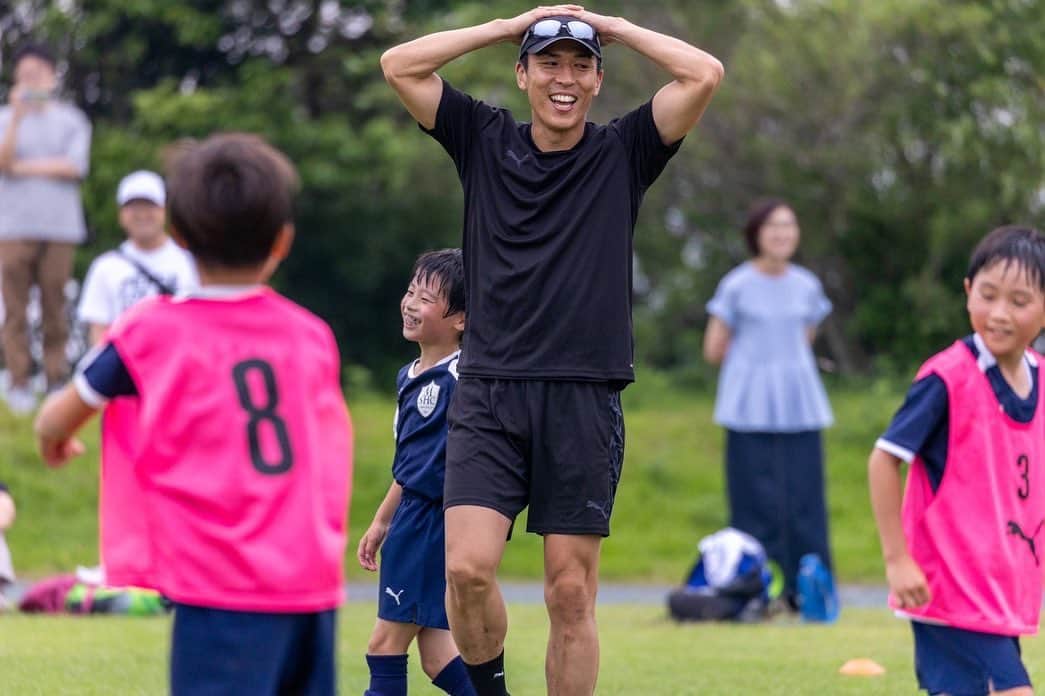 長谷部誠さんのインスタグラム写真 - (長谷部誠Instagram)「*** MAKOTO HASEBE SPORTS CLUB ⚽️ 1年に一度の恒例サッカークリニック。 今では本当に多くの子どもたちがMHSCでサッカーを楽しんでくれて、この活動を続けることの喜びを感じさせてくれます。 サッカーを通し、少しでも子どもたちの人間形成の助けになれば、サッカー選手としてとても嬉しく思います！ @makoto_hasebe_sports_club17」6月25日 7時58分 - makoto_hasebe_official