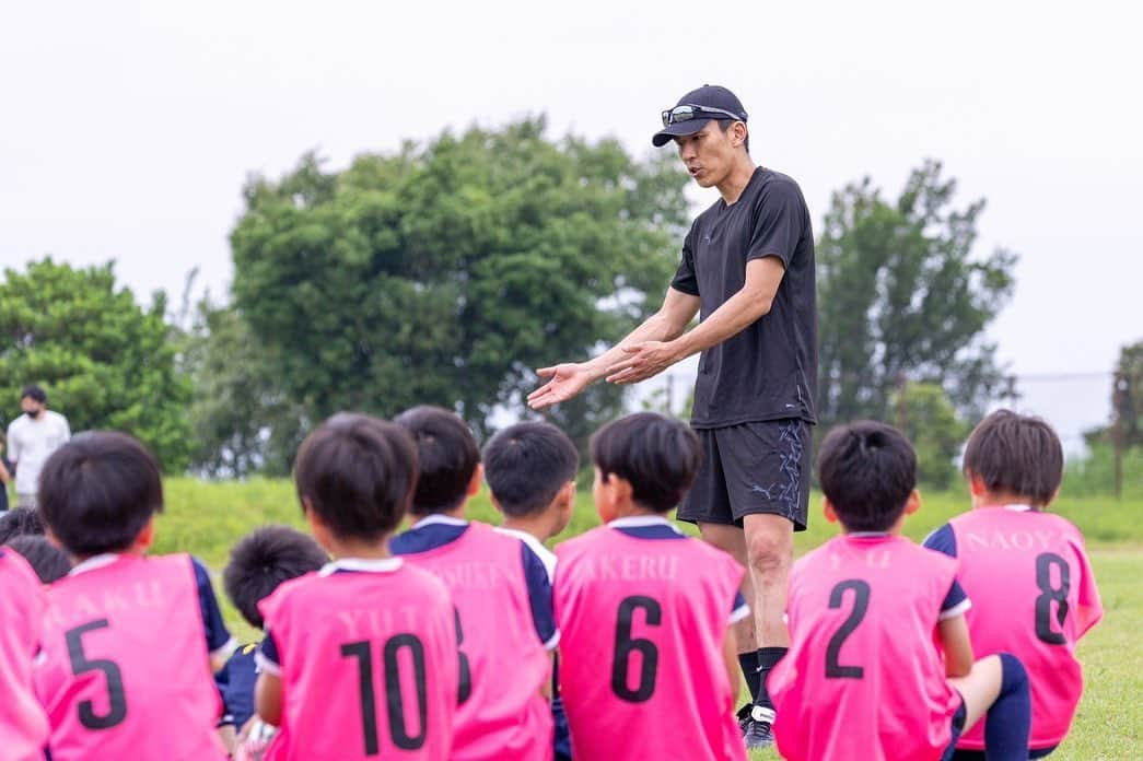 長谷部誠さんのインスタグラム写真 - (長谷部誠Instagram)「*** MAKOTO HASEBE SPORTS CLUB ⚽️ 1年に一度の恒例サッカークリニック。 今では本当に多くの子どもたちがMHSCでサッカーを楽しんでくれて、この活動を続けることの喜びを感じさせてくれます。 サッカーを通し、少しでも子どもたちの人間形成の助けになれば、サッカー選手としてとても嬉しく思います！ @makoto_hasebe_sports_club17」6月25日 7時58分 - makoto_hasebe_official