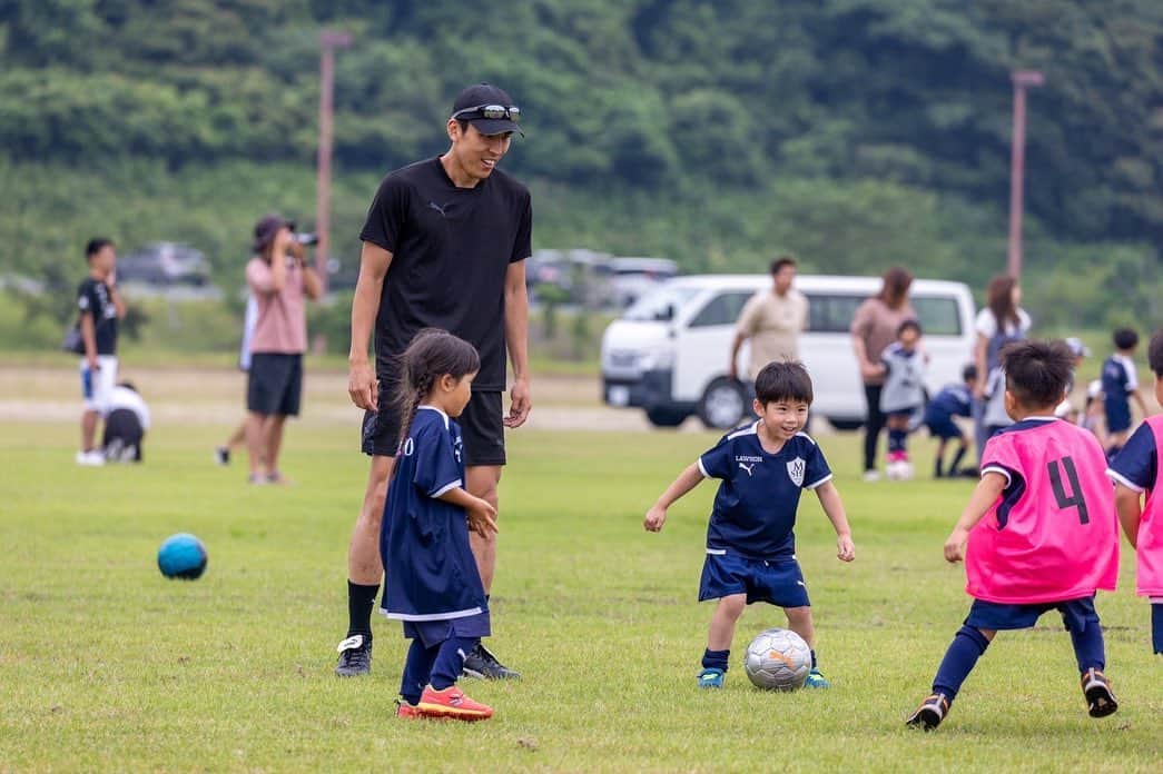 長谷部誠さんのインスタグラム写真 - (長谷部誠Instagram)「*** MAKOTO HASEBE SPORTS CLUB ⚽️ 1年に一度の恒例サッカークリニック。 今では本当に多くの子どもたちがMHSCでサッカーを楽しんでくれて、この活動を続けることの喜びを感じさせてくれます。 サッカーを通し、少しでも子どもたちの人間形成の助けになれば、サッカー選手としてとても嬉しく思います！ @makoto_hasebe_sports_club17」6月25日 7時58分 - makoto_hasebe_official