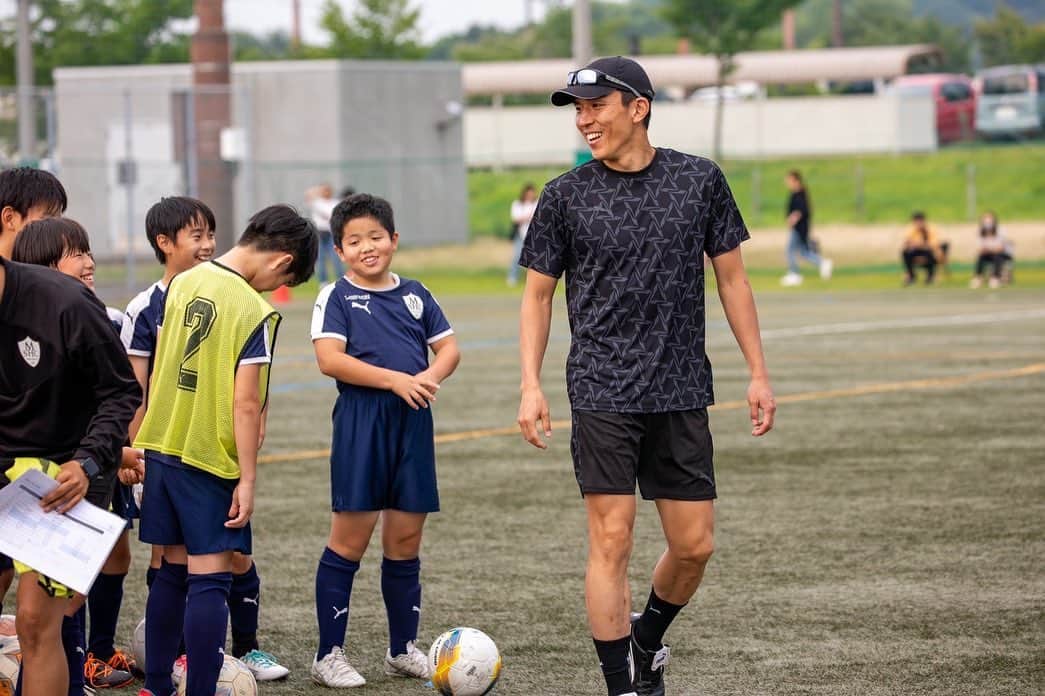 長谷部誠さんのインスタグラム写真 - (長谷部誠Instagram)「*** MAKOTO HASEBE SPORTS CLUB ⚽️ 1年に一度の恒例サッカークリニック。 今では本当に多くの子どもたちがMHSCでサッカーを楽しんでくれて、この活動を続けることの喜びを感じさせてくれます。 サッカーを通し、少しでも子どもたちの人間形成の助けになれば、サッカー選手としてとても嬉しく思います！ @makoto_hasebe_sports_club17」6月25日 7時58分 - makoto_hasebe_official