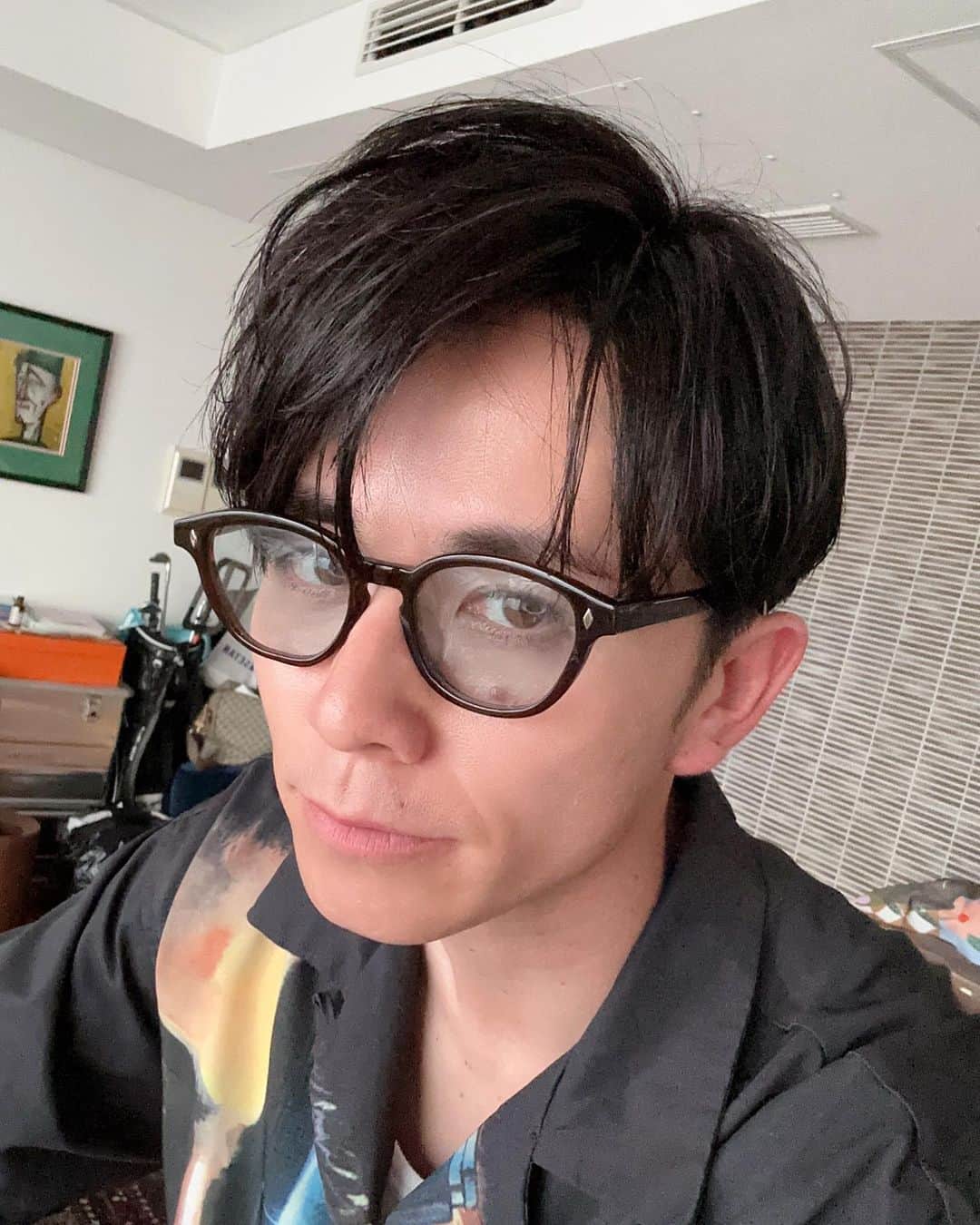 藤森慎吾のインスタグラム：「おはよう 朝からイケて過ぎるでしょ？ 髪を切ったんだよ！ ほら、出かけるよ？」